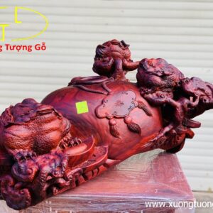 Ngũ cóc trấn chum gỗ trắc đỏ đen.