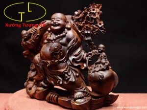 Di Lặc nhị tiểu vác đào gỗ cẩm.