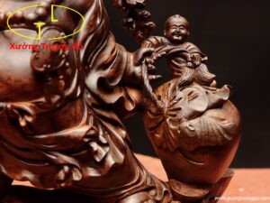 Di Lặc nhị tiểu vác đào gỗ cẩm.