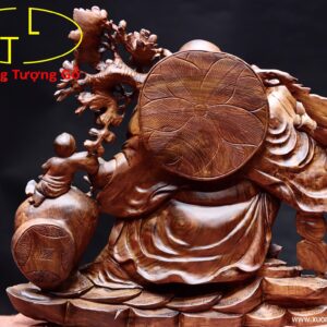 Di Lặc nhị tiểu vác đào gỗ cẩm.