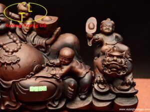 Di Lặc ngũ tiểu song nghê gỗ trắc.