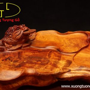 Khay trà thiềm thừ gỗ hương.