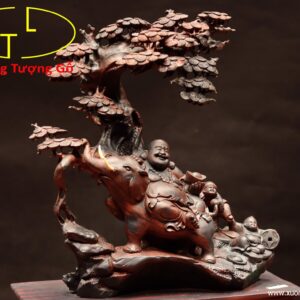 Di Lặc ngồi voi gỗ trắc.