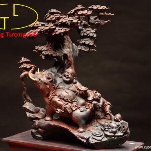Di Lặc ngồi voi gỗ trắc.