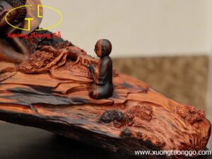 Nhất tâm bái Phật( tượng Phật gỗ) trắc