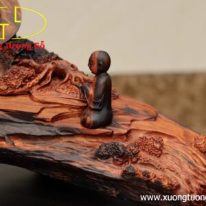 Nhất tâm bái Phật( tượng Phật gỗ) trắc