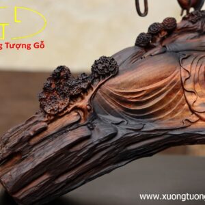 Nhất tâm bái Phật( tượng Phật gỗ) trắc