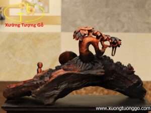 Nhất tâm bái Phật( tượng Phật gỗ) trắc