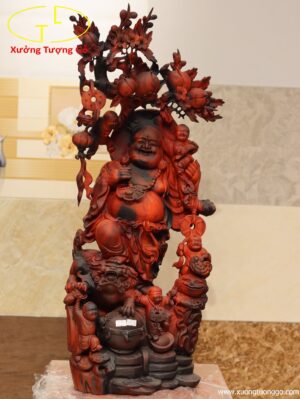 Di Lặc đứng bao ngũ tiểu( ngũ phúc) vác cành đào gỗ trắc.