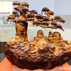 Di Lặc ngũ tiểu ngồi tùng gỗ hương ta.