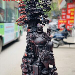Di Lặc tam tiểu đứng gốc tùng nghê trắc.