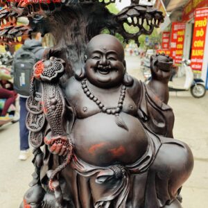 Di Lặc tam tiểu đứng gốc tùng nghê trắc.