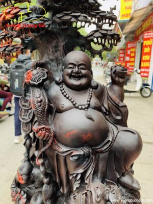 Di Lặc tam tiểu đứng gốc tùng nghê trắc.