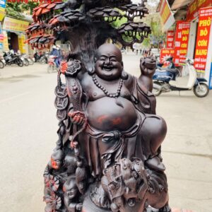 Di Lặc tam tiểu đứng gốc tùng nghê trắc.