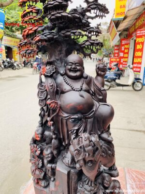 Di Lặc tam tiểu đứng gốc tùng nghê trắc.