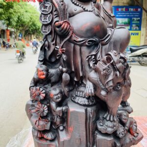 Di Lặc tam tiểu đứng gốc tùng nghê trắc.