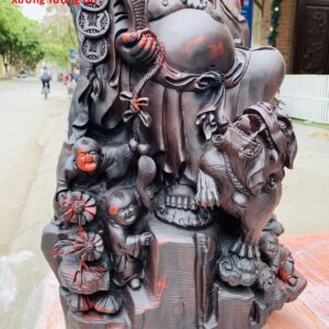 Di Lặc tam tiểu đứng gốc tùng nghê trắc.