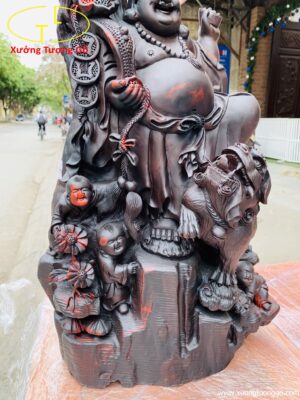 Di Lặc tam tiểu đứng gốc tùng nghê trắc.