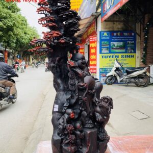 Di Lặc tam tiểu đứng gốc tùng nghê trắc.