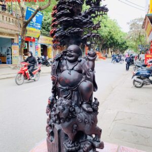 Di Lặc tam tiểu đứng gốc tùng nghê trắc.
