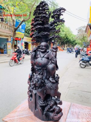 Di Lặc tam tiểu đứng gốc tùng nghê trắc.