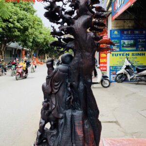 Di Lặc tam tiểu đứng gốc tùng nghê trắc.