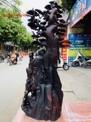 Di Lặc tam tiểu đứng gốc tùng nghê trắc.