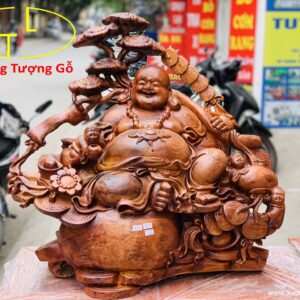 Di Lặc tam tiểu vác nấm gỗ hương.
