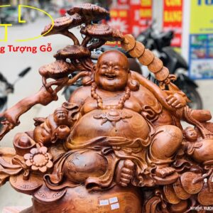 Di Lặc tam tiểu vác nấm gỗ hương.