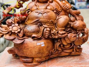 Di Lặc tam tiểu vác nấm gỗ hương.