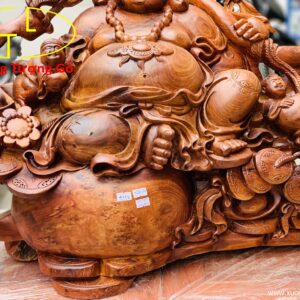 Di Lặc tam tiểu vác nấm gỗ hương.
