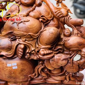 Di Lặc tam tiểu vác nấm gỗ hương.