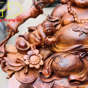 Di Lặc tam tiểu vác nấm gỗ hương.
