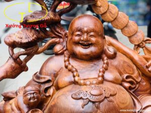 Di Lặc tam tiểu vác nấm gỗ hương.
