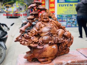 Di Lặc tam tiểu vác nấm gỗ hương.