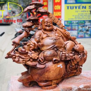 Di Lặc tam tiểu vác nấm gỗ hương.