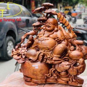 Di Lặc tam tiểu vác nấm gỗ hương.