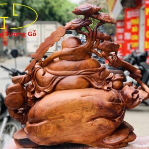 Di Lặc tam tiểu vác nấm gỗ hương.