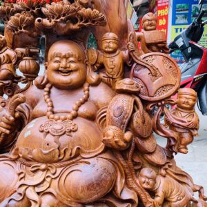 Di Lặc cửu tiểu ngồi tùng gỗ hương ta.