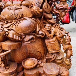 Di Lặc cửu tiểu ngồi tùng gỗ hương ta.
