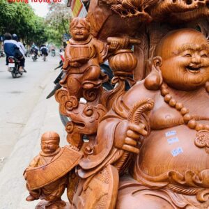 Di Lặc cửu tiểu ngồi tùng gỗ hương ta.