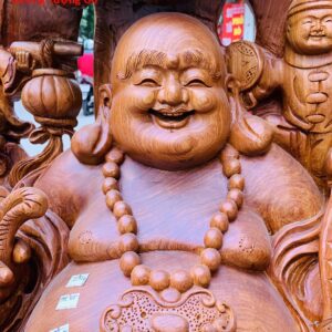 Di Lặc cửu tiểu ngồi tùng gỗ hương ta.