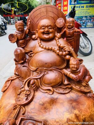 Di Lặc Cửu tiểu ngồi bao tiền nu hương.