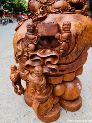 Di Lặc Cửu tiểu ngồi bao tiền nu hương.