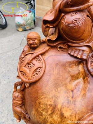 Di Lặc Cửu tiểu ngồi bao tiền nu hương.