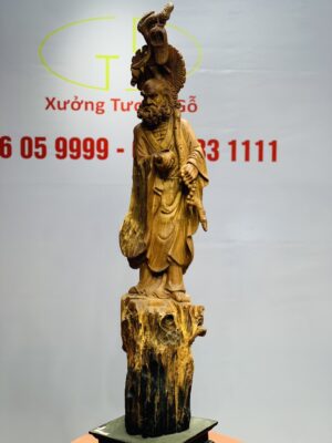 Đạt ma đứng gỗ hương.