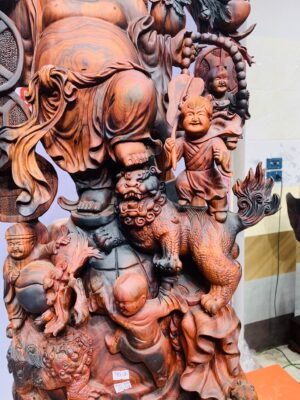 Di Lặc cửu tiểu vác đào đứng tùng gỗ trắc