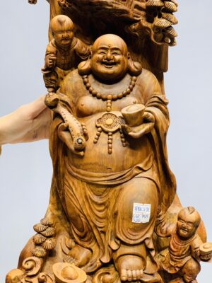 Di lặc cầm gậy như ý đứng tùng gỗ sưa