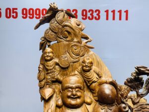 Di Lặc tam tiểu đứng tùng ôm đá