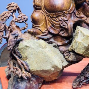 Di Lặc tam tiểu đứng tùng ôm đá